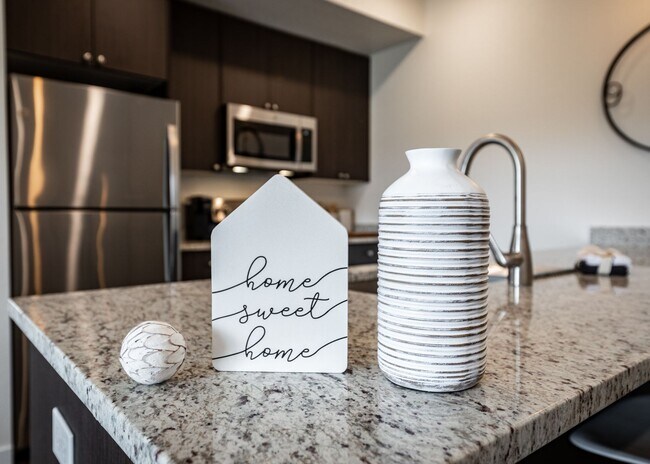 Building Photo - 1 Bed Luxury Apartment near Garden of the Gods