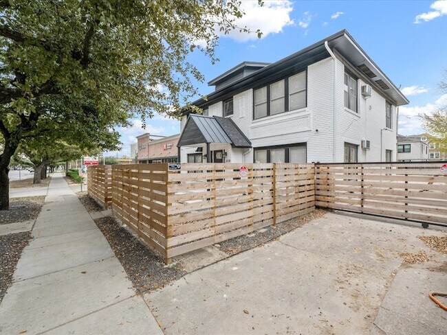 Building Photo - 1119 Waugh Dr