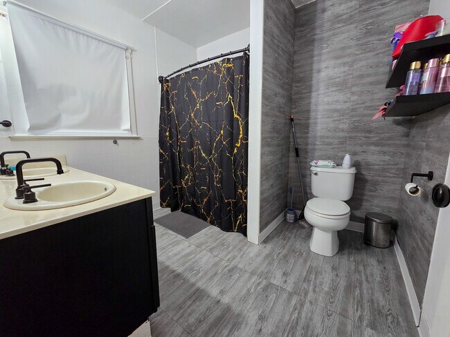 Building Photo - 481 Division St