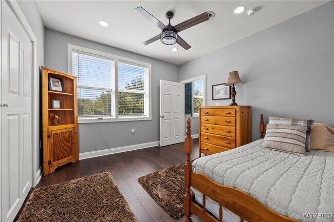 Building Photo - 5445 E Creek Rd