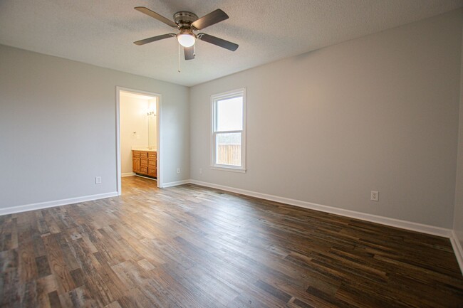 Building Photo - Pet Friendly Three Bedroom!