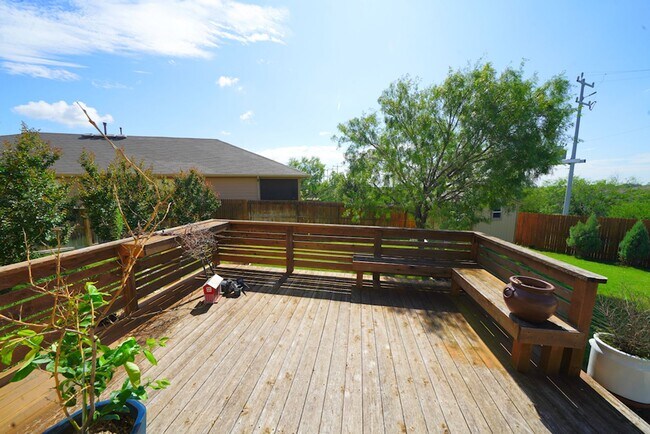 Building Photo - Gorgeous Selma Living with a Inground Pool! Realtor Commission: $625