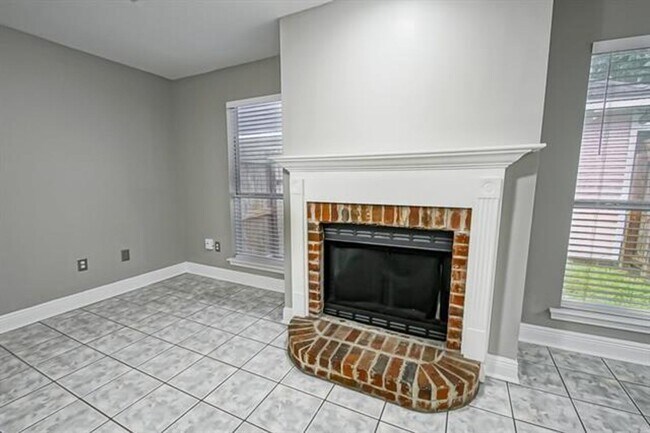 Building Photo - Lovely updated home in Suncrest Subdivision