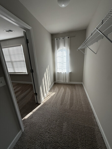 Building Photo - 2212 Shorewood Path