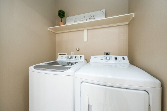 Building Photo - 2865 Westhollow Dr