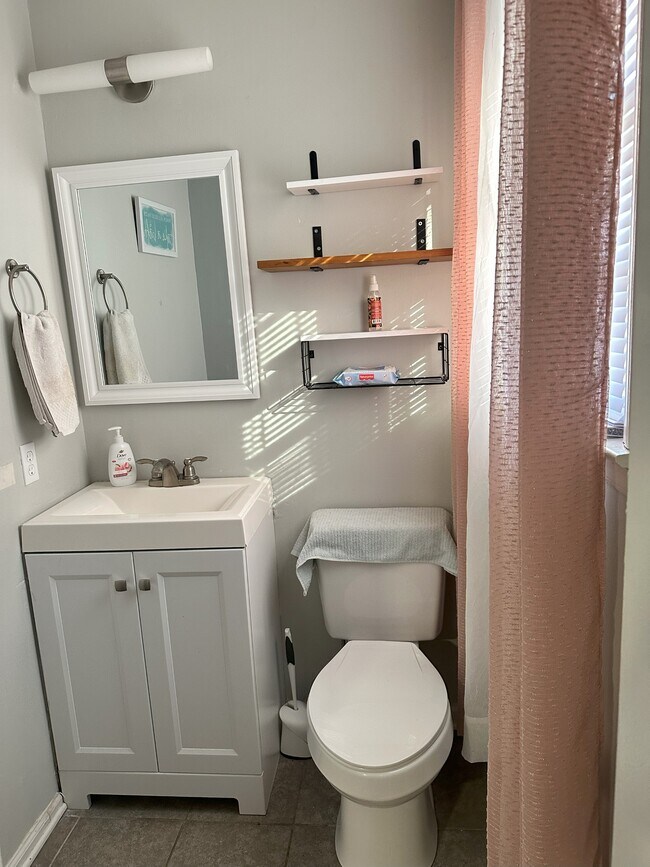 Building Photo - 400 Wesley Dr