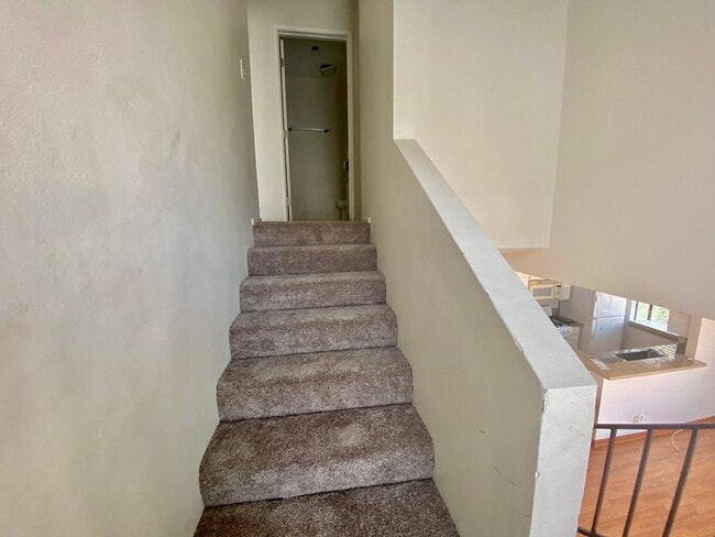 Building Photo - Thousand Oaks- Three Bedroom Condo