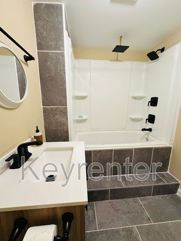 Building Photo - 918 W Forest Blvd