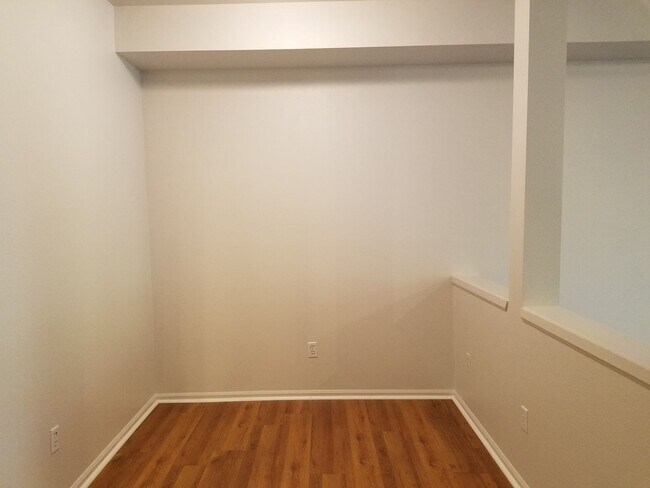 Building Photo - 0bd/1ba Sammamish Condo