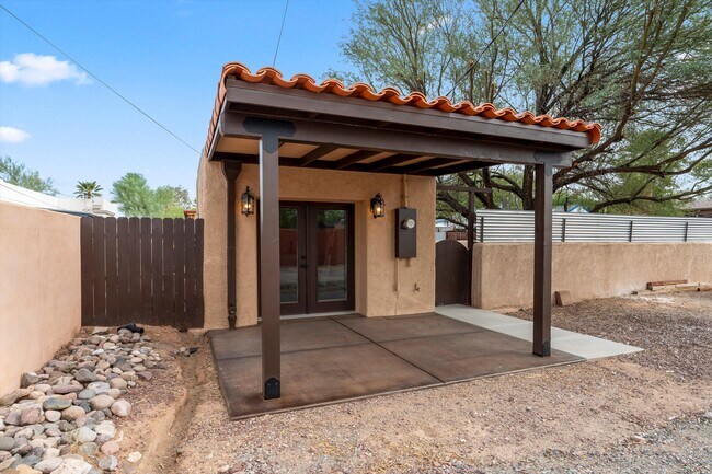 Building Photo - 1320 E Hampton St