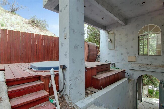 Building Photo - 8527 Wonderland Ave