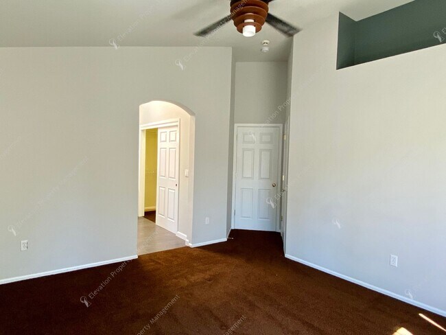 Building Photo - Charming and unique 2 BR in an upscale west Bend neighborhood