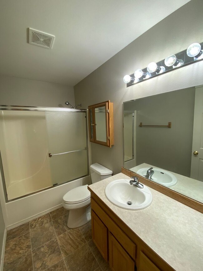 Building Photo - Spacious 2 Bedroom + office! Large yard!  ...