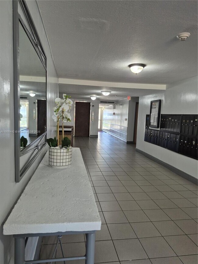 Building Photo - 9320 Fontainebleau Blvd