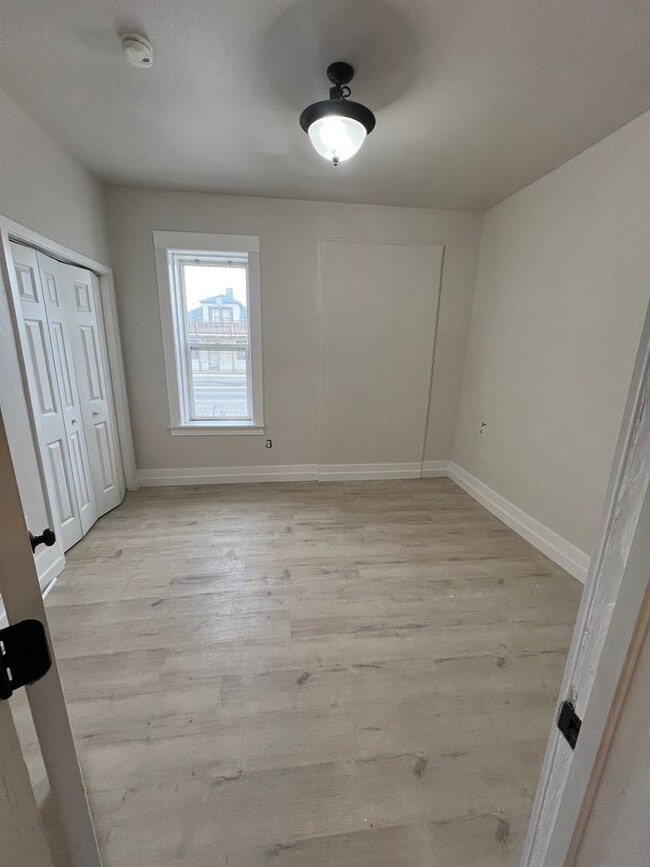 Building Photo - W Main St