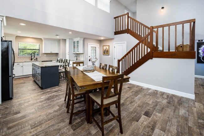 Building Photo - "Charming and Updated 3-Bed end unit townh...