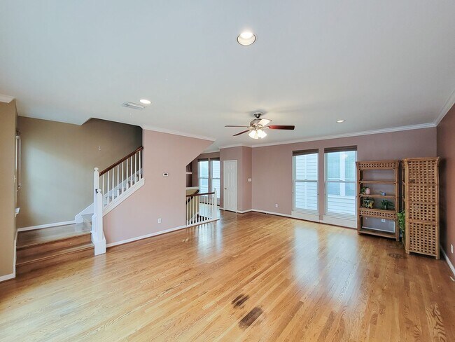 Building Photo - Great opportunity to lease a wonderful town home in the Montrose /Midtown location and within eas...