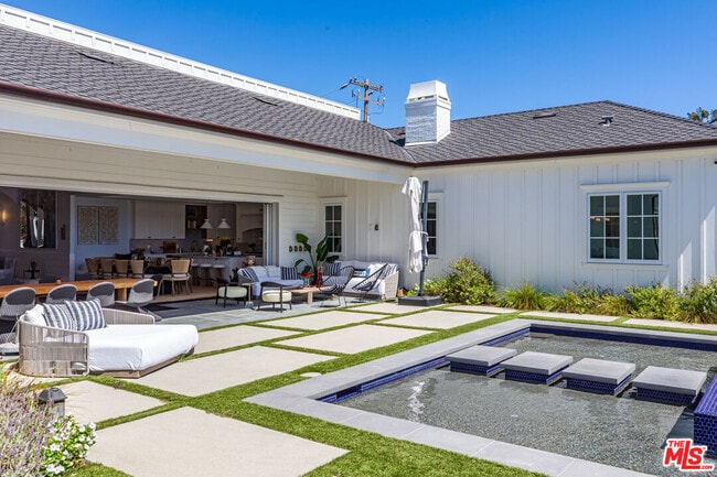 Building Photo - 6671 Dume Dr