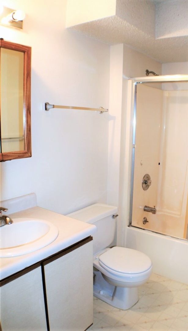 Building Photo - $1,095 | 2 Bedroom, 1 Bathroom 1st Floor C...