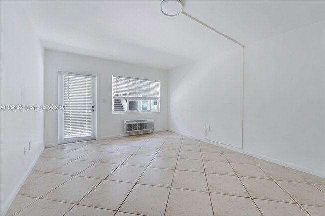 Building Photo - 6930 Rue Versailles Dr