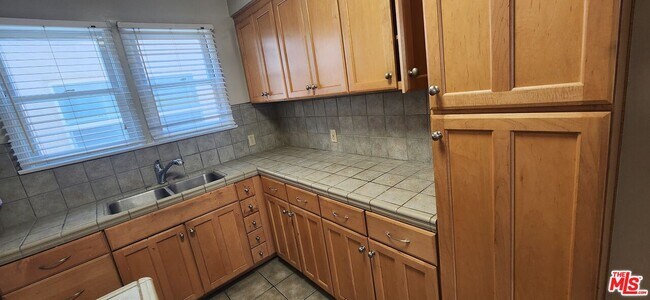 Building Photo - 1338 S Dunsmuir Ave