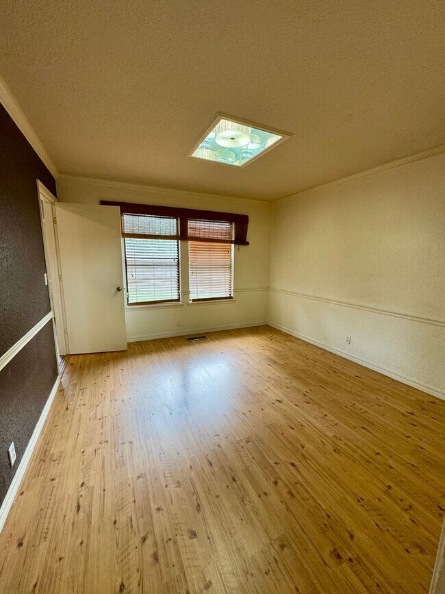 Building Photo - 3 Bedroom 2.5 Bath total 2,448 Square feet