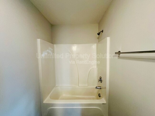 Building Photo - 1301 Putnam Dr