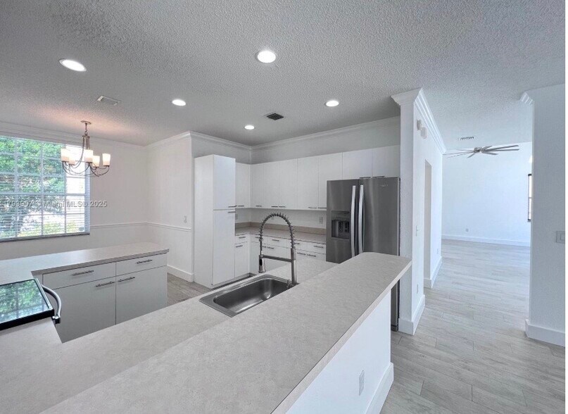 Building Photo - 725 NW 156th Ave