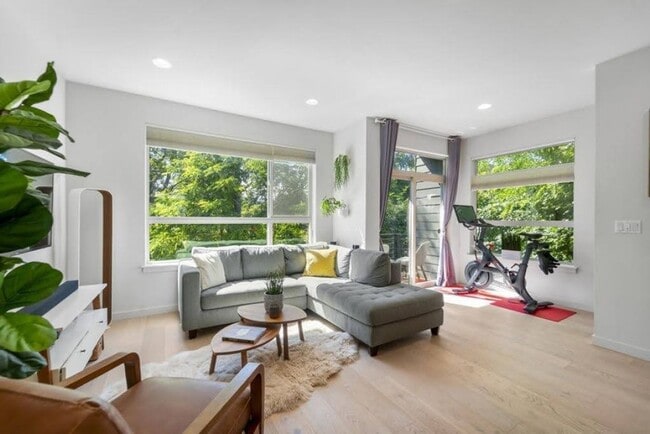 Building Photo - Modern & spacious 3bed/3bath with yard in ...