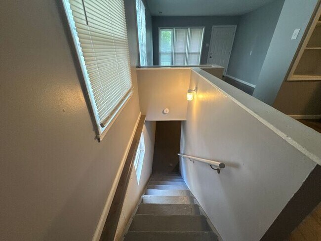 Building Photo - 3 bedroom 1 bathroom single-family