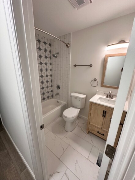 Building Photo - 548 Starling Way