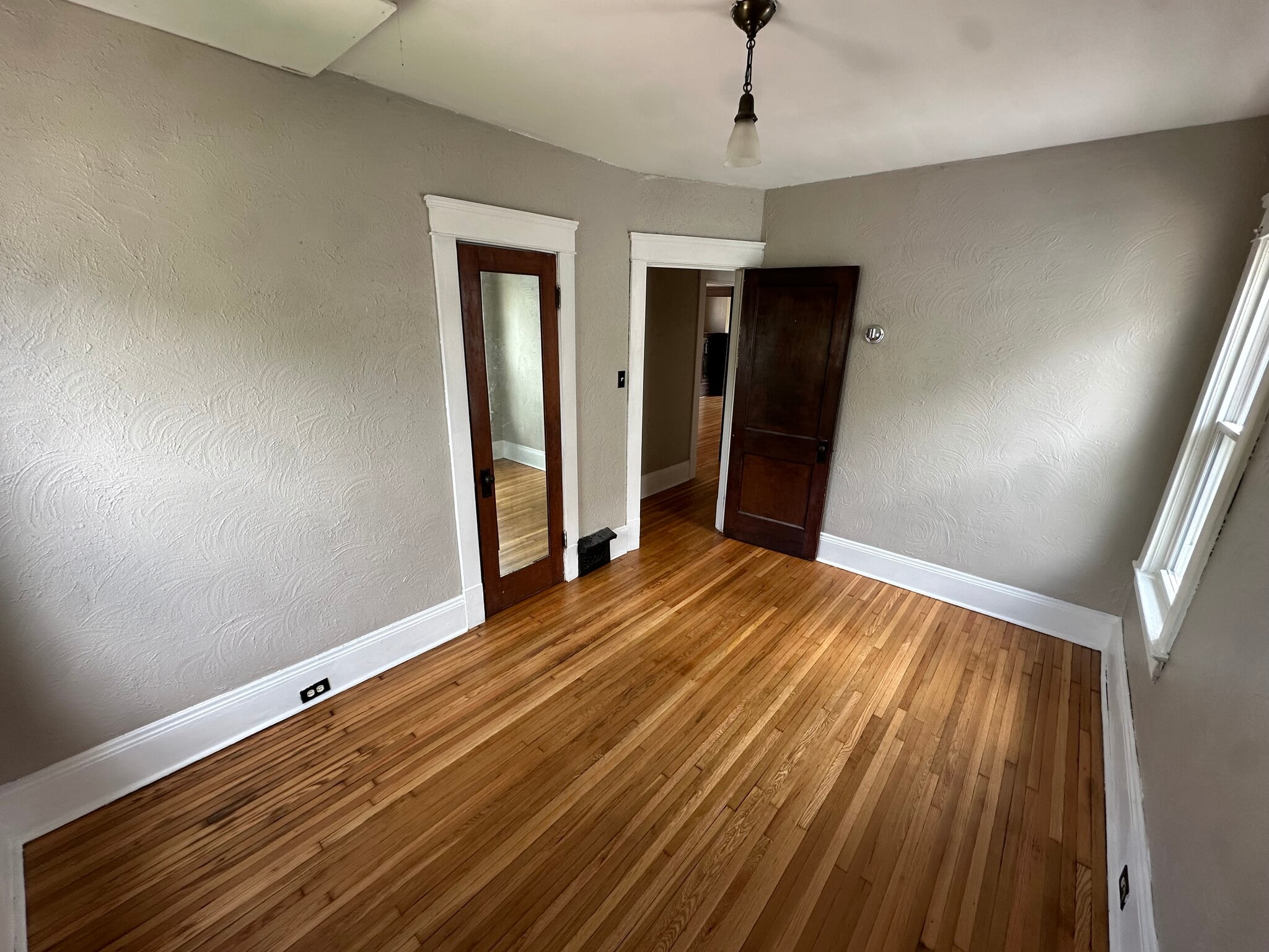 Building Photo - 1302 W 102nd St