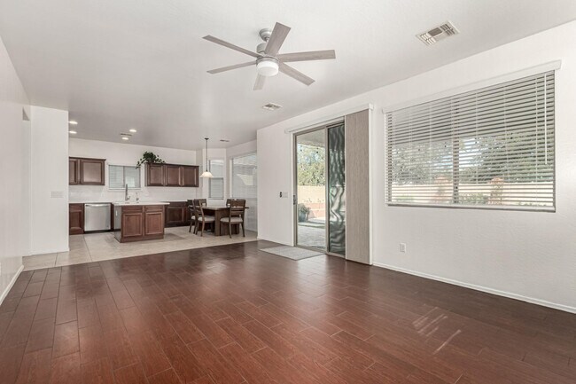 Building Photo - 390 W Wisteria Pl