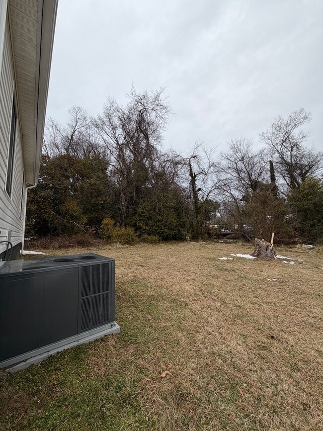 Building Photo - 2 Bed 1 Bath home with large backyard