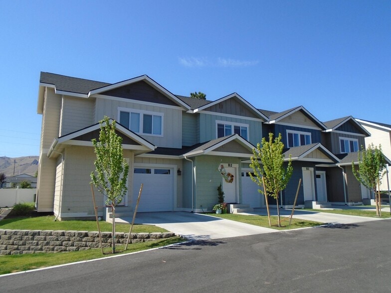 Building Photo - 910 Poplar Ave