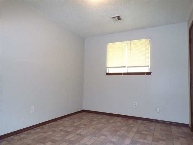 Building Photo - 3061 Overland Dr