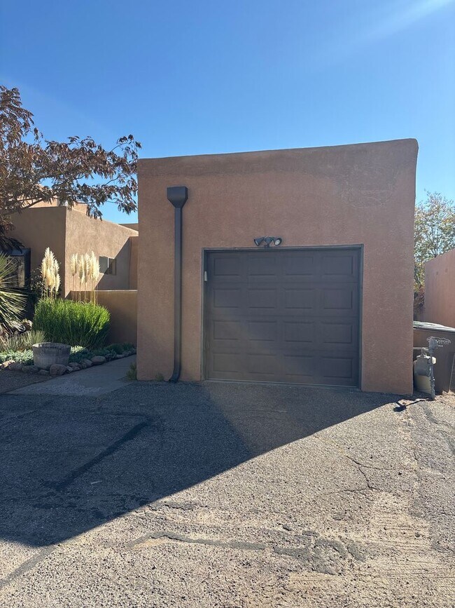 Building Photo - Townhouse Sandia Heights