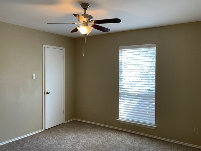 Building Photo - 13731 Oak Pebble