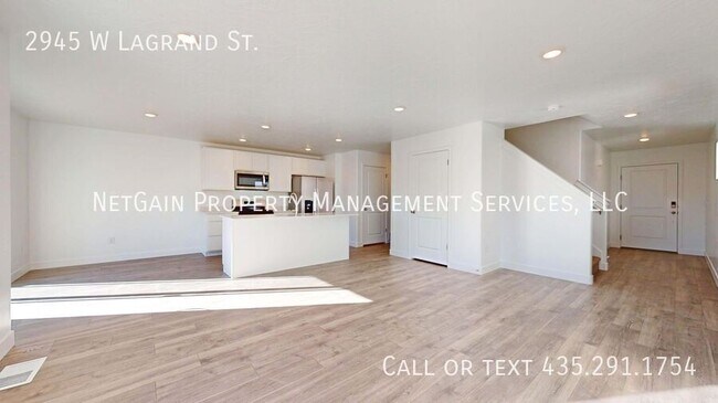 Building Photo - 2945 W LaGrand St