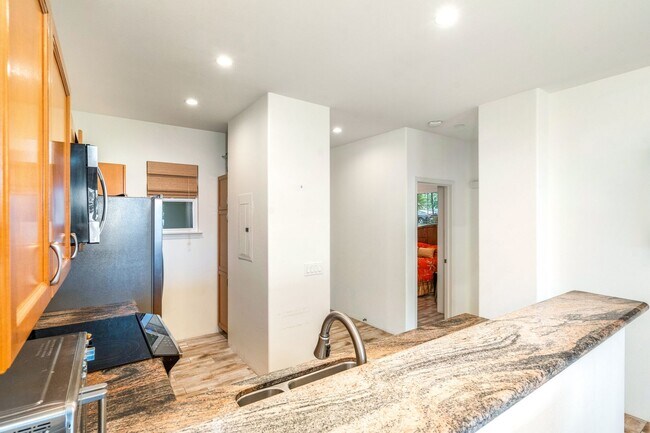 Building Photo - Beautifully Fully Furnished 2 Bed, 2 Bath ...