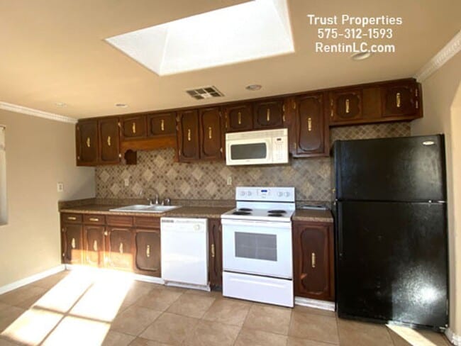 Building Photo - Great 4/2, all tile, close to Shops. Pets ...