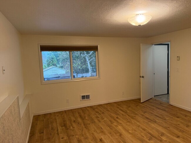 Building Photo - Beautiful 4 bedroom, 3 bathroom home in Eugene! MOVE IN SPECIAL!