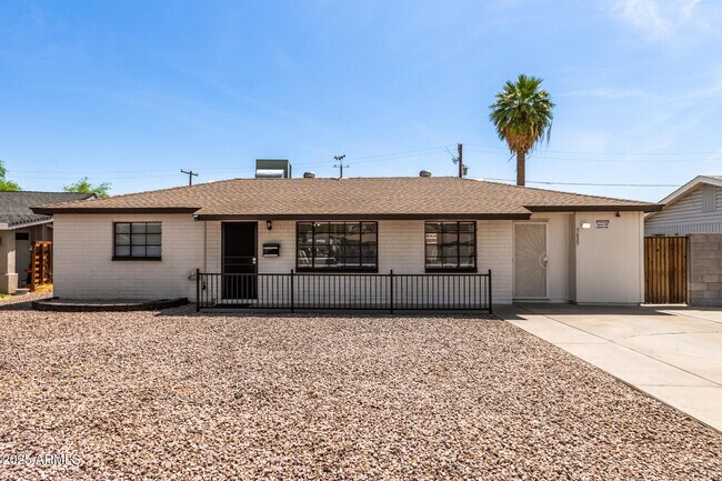 Primary Photo - 5635 N 35th Dr