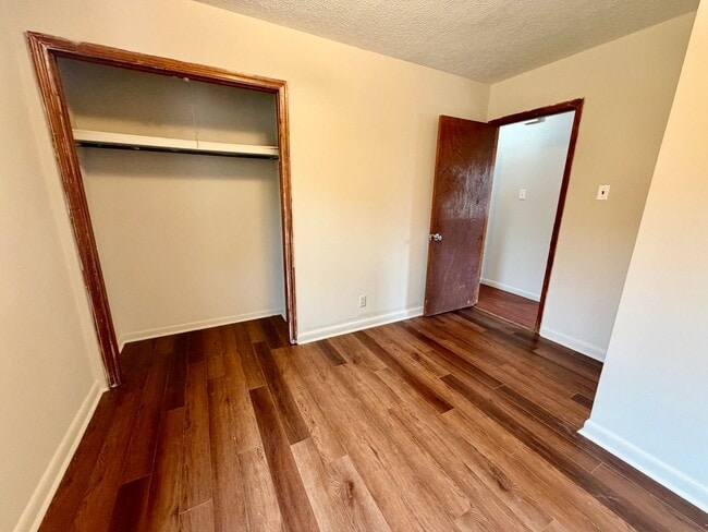 Building Photo - Duplex in Athens! Near Tanner High School.