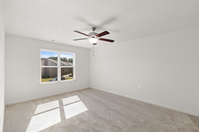 Building Photo - 2 Bed 2.5 Bath Townhome