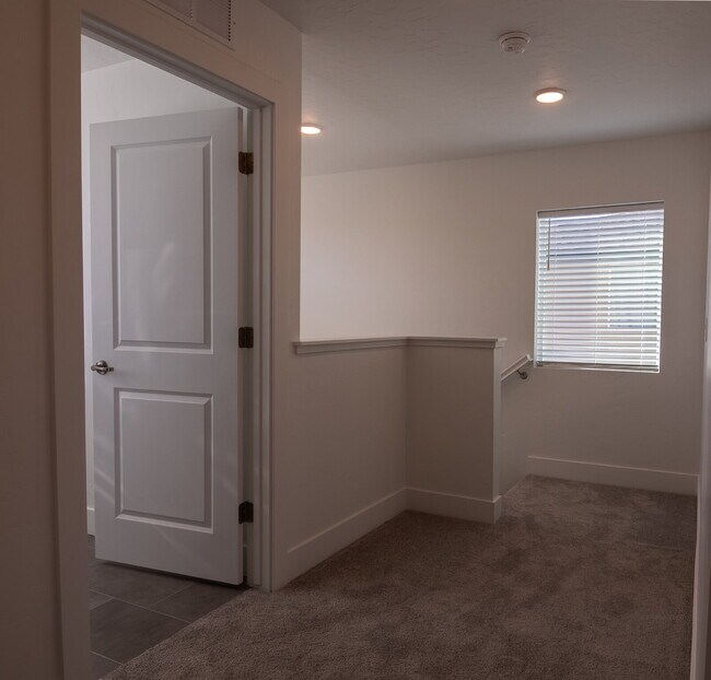 Building Photo - "READY NOW! 3-Bed PLUS Office-Townhouse Retreat in Eagle, ID – Spacious Living with 2.5 Baths!"