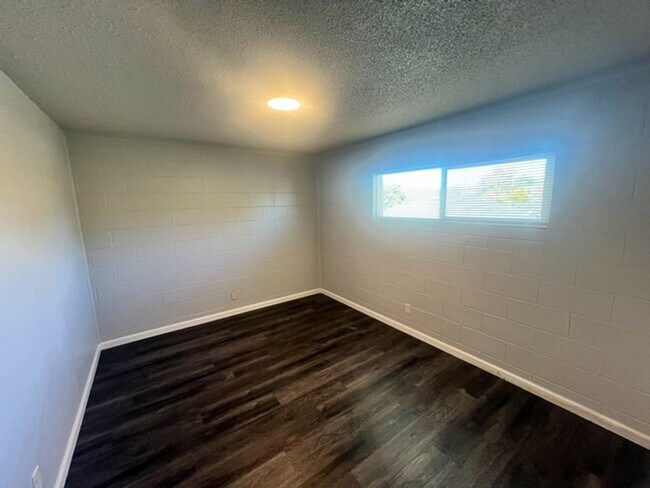 Building Photo - One Bedroom Upstairs Reno Apartment