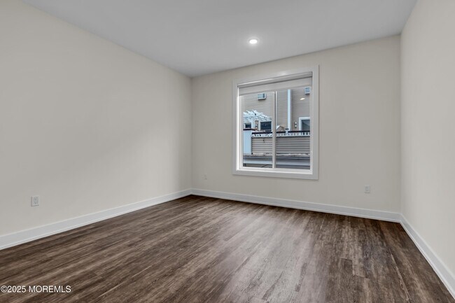 Building Photo - 521 Lake Ave