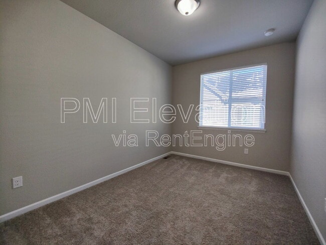 Building Photo - 530 E Dry Creek Pl