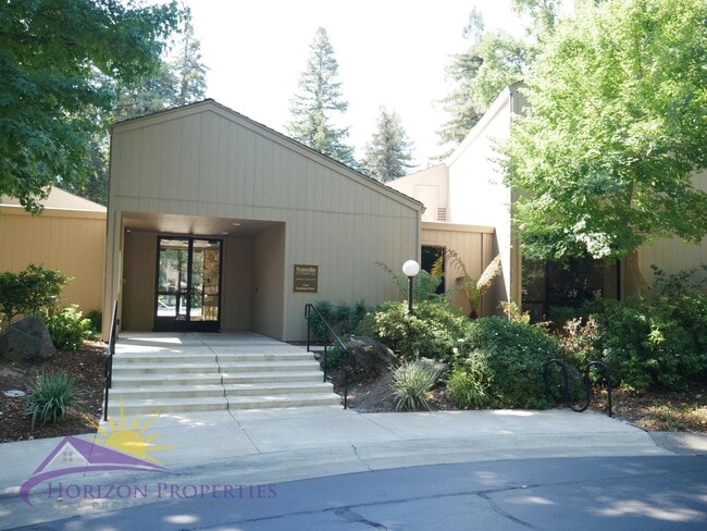 Building Photo - 1330 Vanderbilt Way